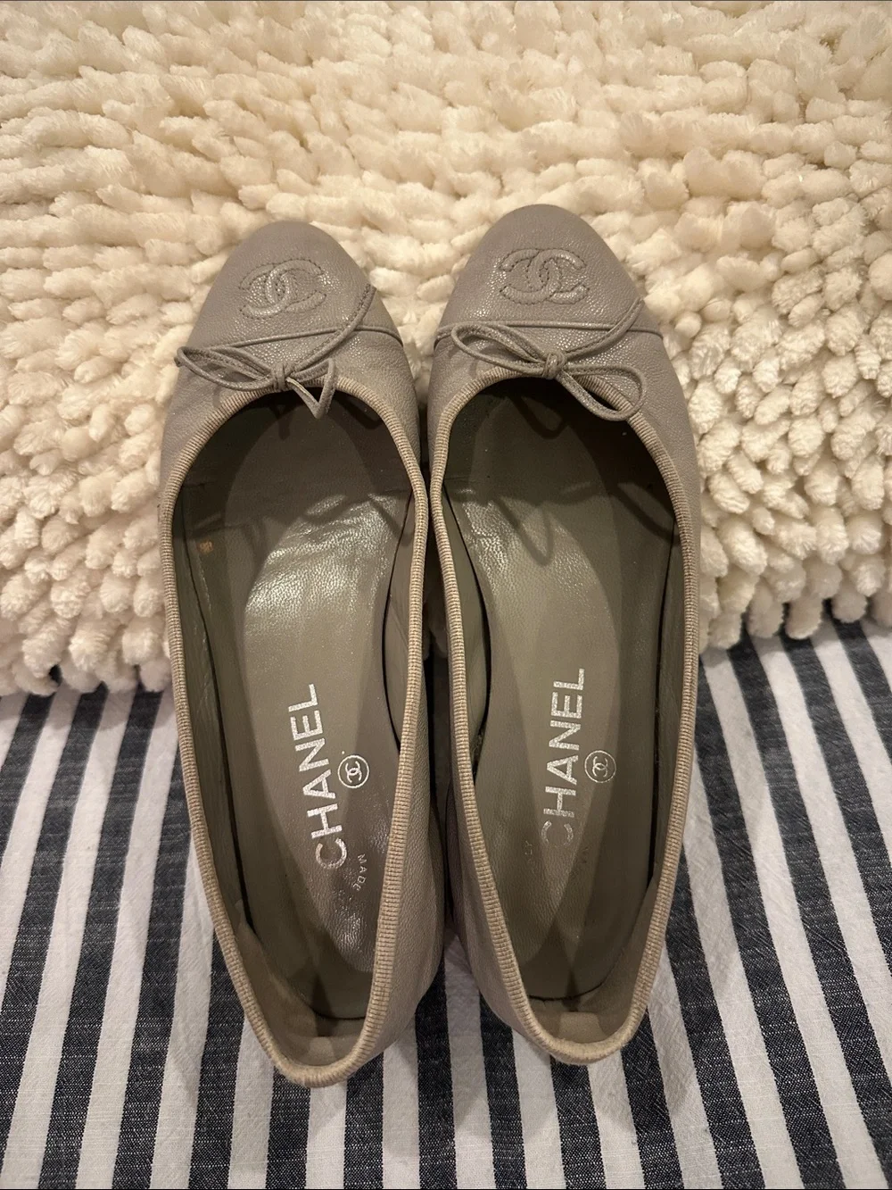CHANEL Gray Leather Ballet Flats with CC Medallionr size 38